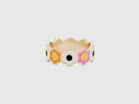 Anillo dorado con flores multicolores