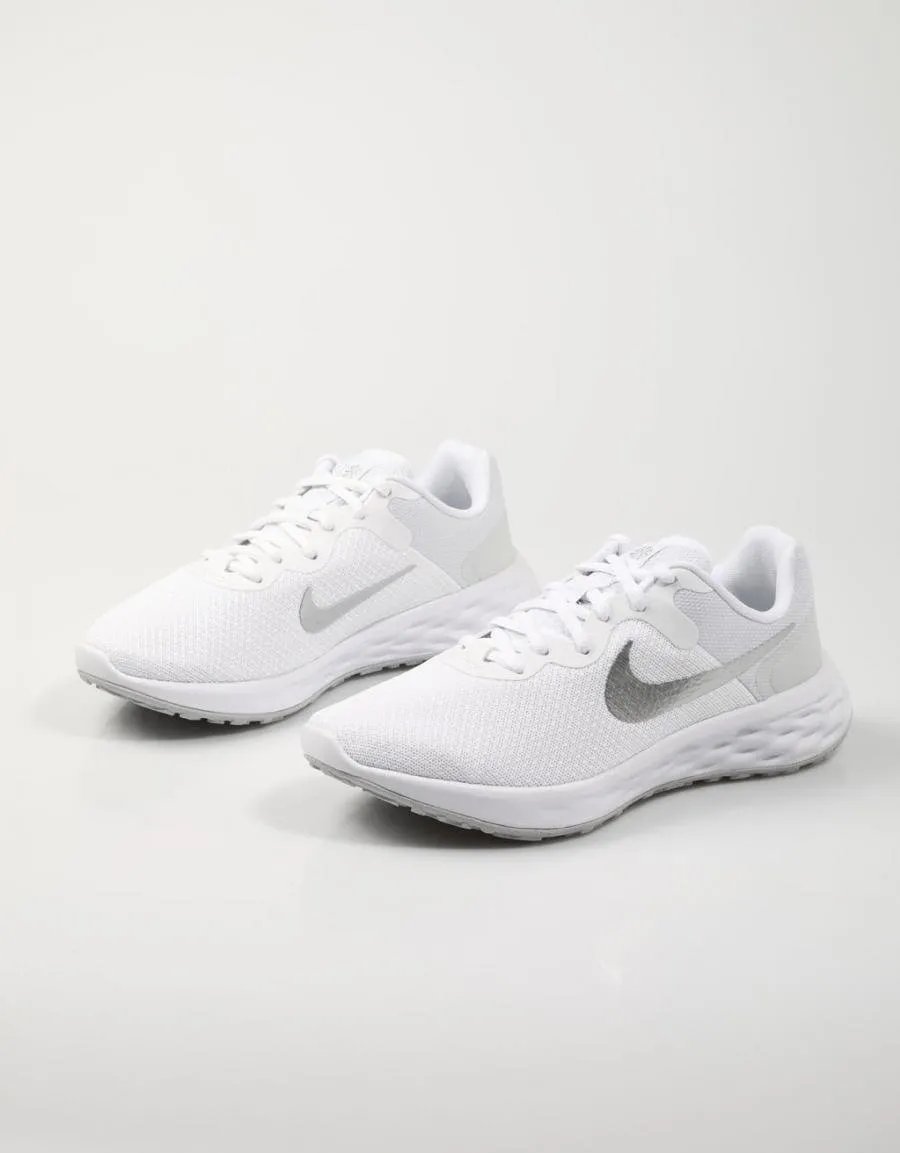  baskets NIKE Revolution en Blanc 78673