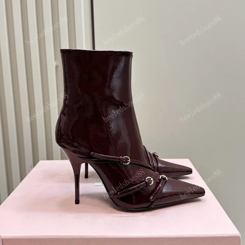 Diseñadores Botas Zapatos para mujer Button Classic Patent Leather 10.5 cm Stiletto Heel 5.5cm Tacón de gatito Toes cuadros pequ