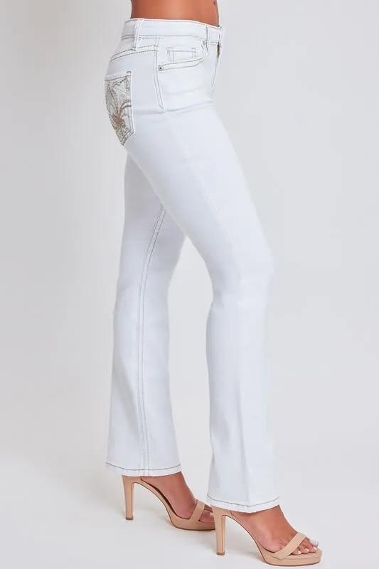 Jeans talle medio con bordado flor de lis corte bota YMI