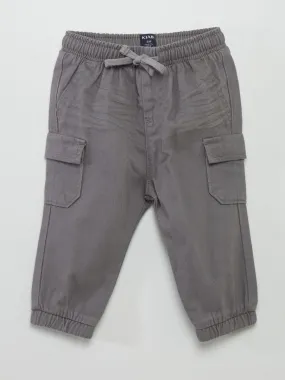 Pantalón jogger con bolsillos con solapa - GRIS